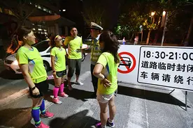 青岛交警听民意解决“暴走团”问题：部分路段夜间机动车限行图片