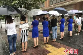 成都突降暴雨 老师自发筑百米人墙为学生“护”行图片