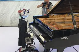 53根手指的弹钢琴机器人“无情”但精确，本质是音乐播放器图片