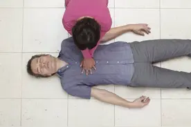 辟谣｜晕倒后如何急救，掐人中泼冷水不靠谱？图片
