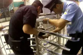 “熊孩子”头被卡出站口旋转门 安阳铁警拆门救人图片