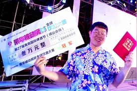 任光超第七次问鼎啤酒节酒王 不到8秒狂喝3斤图片