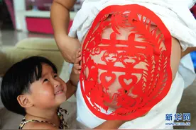 准妈妈迎七夕秀剪纸图片