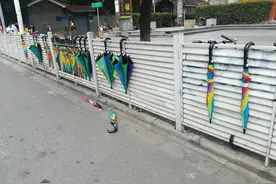 地铁口“共享雨伞”乱放恐成灾，城管及时清理图片