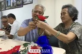 合肥：恩爱夫妻“组团”制作丝网玫瑰图片