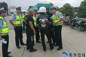 5人骑摩托车强行闯关上高速 民警严厉批评劝离图片