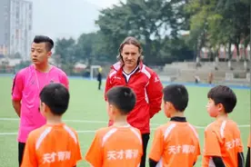 家有小孩的家长注意了！9月可以去这里免费学足球图片