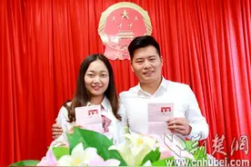 七夕节 丹江口99对情侣领证喜结连理图片