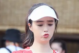 蒋欣下地摘菜做饭变美厨娘 手起刀落厨艺精湛图片