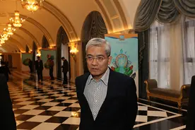 济南一商业论坛请郎咸平站台，举行前因场地小安全原因被暂停图片