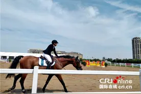 华人华侨美女骑手朱美美亮相天津全运会马术比赛图片
