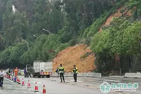 穿金路伍家村山体滑坡已清理出一条车道供通行图片