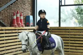 谁说会骑马的都是老司机？3岁萌娃一出场就惊艳了图片