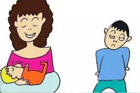 年轻妈妈哺乳被小男孩拍照！家长避而不谈的这些事，会影响孩子一生图片