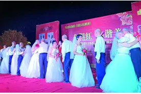 市区行政西路社区10对老人集体庆祝钻石婚图片