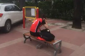 最美背影！山东女排2：3憾负江苏，杨方旭赛后偷偷哭了图片