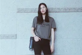 周冬雨娜扎可爱毛毛鞋圈粉 夏末初秋抓紧耍时髦图片