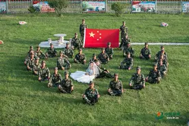 七夕丨婚纱与橄榄绿，8个镜头见证军恋甜到齁图片