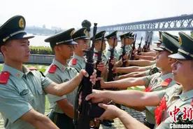 湖北武警守桥老兵退役 告别钢枪大桥和哨位图片