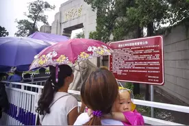 关注｜“黄牛党”扎堆儿 清华大学游客限流 限不住“黑导游”图片