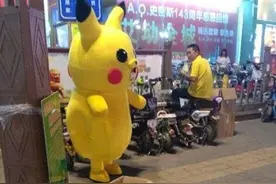 7旬老人街头扮“皮卡丘” 为仨亲人筹医药费图片