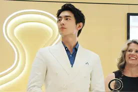 林更新帅气现身品牌活动现场 人气爆棚遭围堵图片