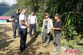 云南怒江：黑熊闯入猪圈偷猪 森警出动安抚村民图片