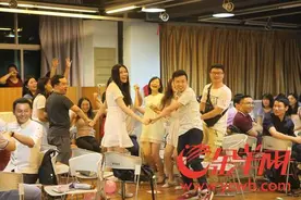 七夕夜，广州百名单身青年“梦幻桃林”中谈情交心图片