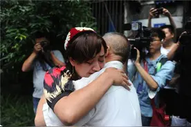 19年后抱着新疆“女儿”劝她不哭 成都“李爸爸”却湿了眼图片