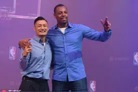 皮尔斯空降上海 与余文乐对饮大秀球技图片