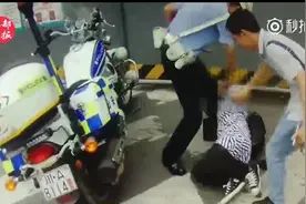 视频｜电动车载人被罚款 后座女子当街抱着交警大腿就咬图片