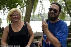 一觉醒来口歪眼斜 小心萧瑟秋风把你吹成面瘫图片