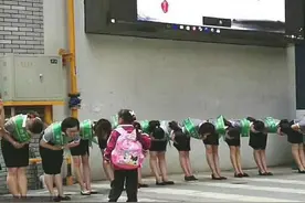 贵阳某小学老师集体给学生鞠躬，网友炸开了锅：质疑作秀！真实情况到底如何？图片