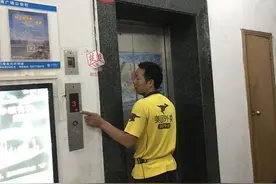 敬业！外卖小哥被困电梯，获救后表示“还好饭菜已经送到客人了”图片