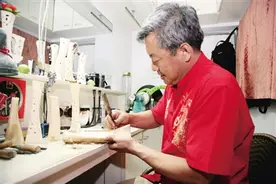 用心“刻骨”的骨雕手艺人图片