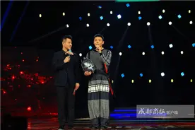 上《蒙面》画风突变 李荣浩：做一天不是你自己的歌手很有乐趣图片