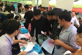 山东交通技师学院新生报到现场火爆 近百名志愿者参与迎新图片