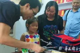 南充“孝顺女孩”上学了 四岁时因独自照顾爷爷而上央视图片