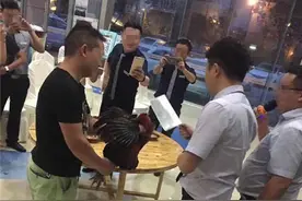 卖车真拼！成都车展4S店员工喝鸡血酒打气 专家称有染病风险图片