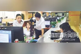 政务服务窗口延时办公首日 市民办事方便效率高图片