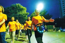 “暴走团”走红郑州 用脚步交友成时尚图片