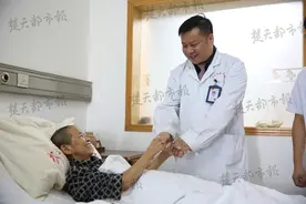 婆婆旅途中发急病，武汉医生千里搭起“生命连线”图片