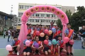 满满仪式感！小学生开学走红毯是什么体验？图片