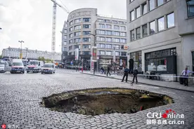 比利时首都路面塌陷 惊现巨坑(组图)图片