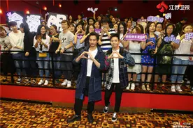 俞灏明机场熊抱刘烨：只想扮粉丝没想到惊喜变惊吓图片