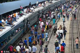 孟加拉迎返乡潮 车顶“开趴”场面壮观图片