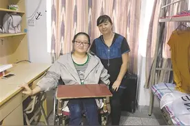 高位截瘫女生考入南师大 学校拆门框迎接坚强的女孩图片
