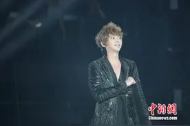 信演唱会唱足两小时：只要我唱的一天，青春就在图片