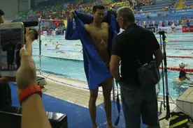 为宁泽涛打CALL!宁泽涛全运"首秀"晋级  迷妹场外排长龙图片