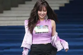 首尔时装周毁灭！泫雅裙子看不懂还配渔网袜图片